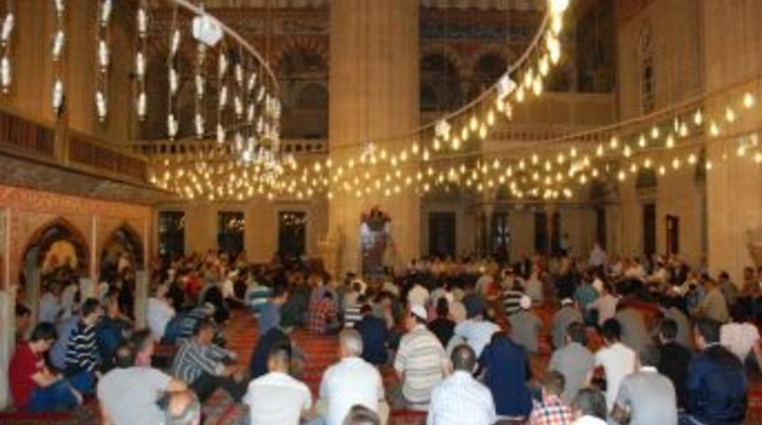 Regaip Kandili&rsquo;nde Selimiye Camii'nde Eller Semaya A&ccedil;ıldı