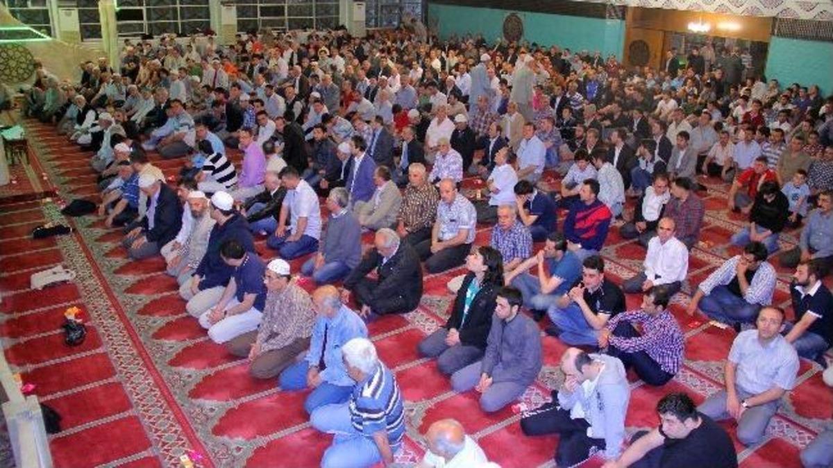 Samsun'da Camiler Doldu Taştı