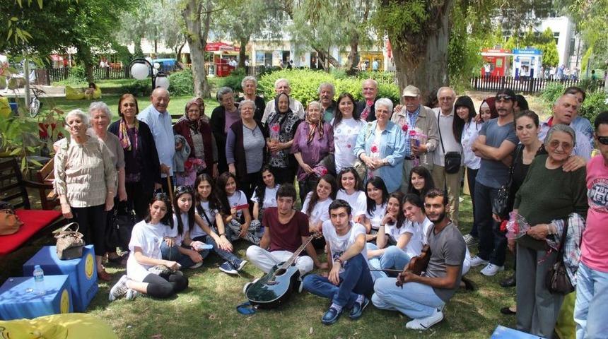 &Uuml;niversiteli Gen&ccedil;ler, Huzurevi Sakinlerini Ağırladı