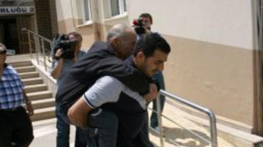 Yaşlı Adam Polisin Sırtında Cezaevine Gitti