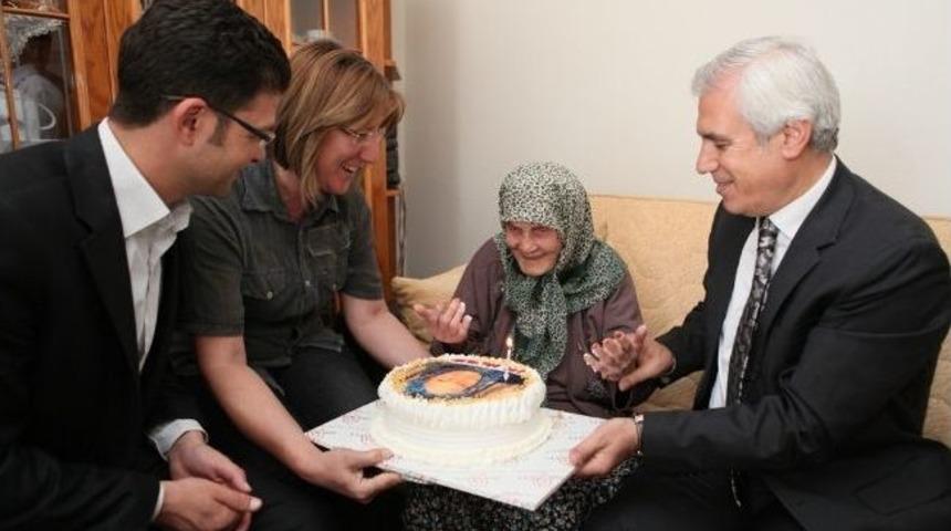 100 Yaşındaki Ayşe Nine'ye Doğum G&uuml;n&uuml; S&uuml;rprizi