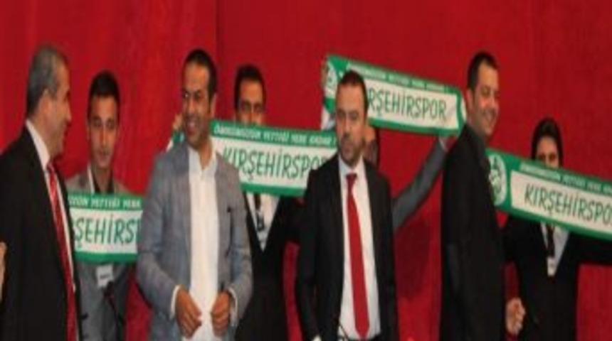 Olmayan Futbol Takımının Atkılarını Takarak Destek Verdiler