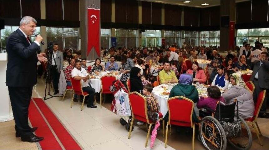 Başkan Karaosmanoğlu Engellileri Yalnız Bırakmadı