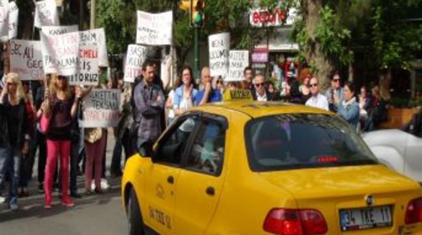 Okulları I&ccedil;in Yol Kapattılar