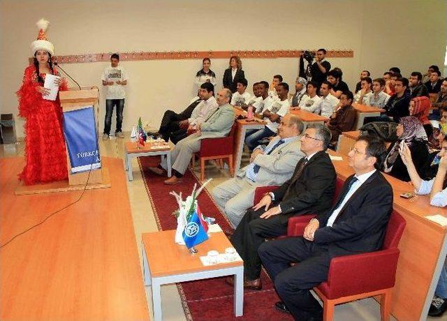 Yabancı &Ouml;ğrenciler Y&ouml;resel Kıyafetleriyle &Uuml;lkelerini Tanıttı 1