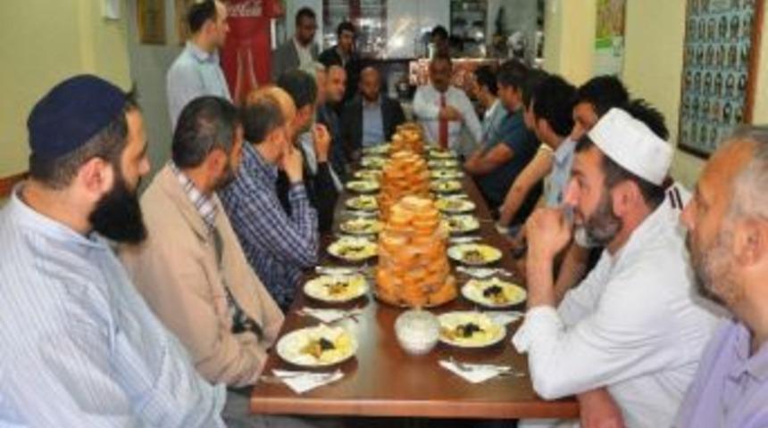 Of Belediye Başkanı Murat Saral Barbaros Caddesi Esnafıyla Kahvaltıda Buluştu