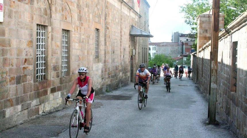 Fransızlar, Kapadokya&rsquo;ya Ve Tarihi Camiye Hayran Kaldı