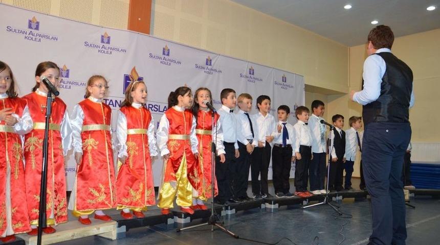 1. Sınıf &Ouml;ğrencilerinin Yılsonu Şenliği B&uuml;y&uuml;k Alkış Aldı