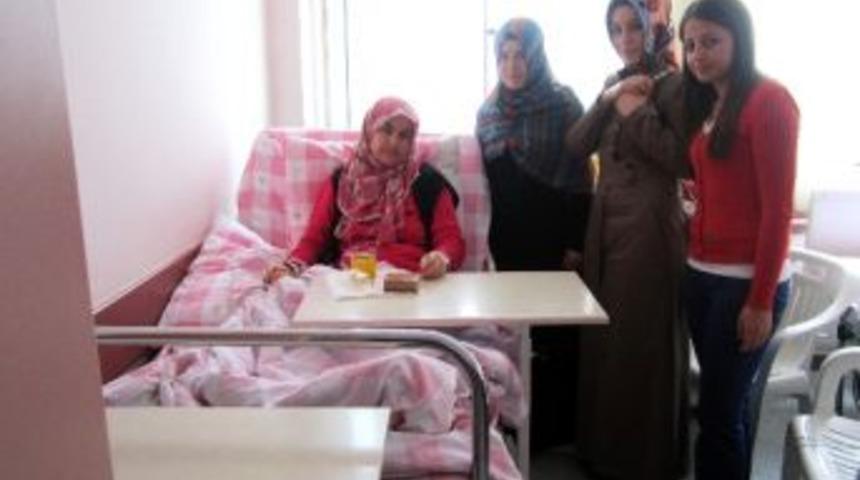 Gediz Sağlık Hizmetleri Meslek Y&uuml;ksekokulu &Ouml;ğrencileri Hastaları Ziyaret Etti