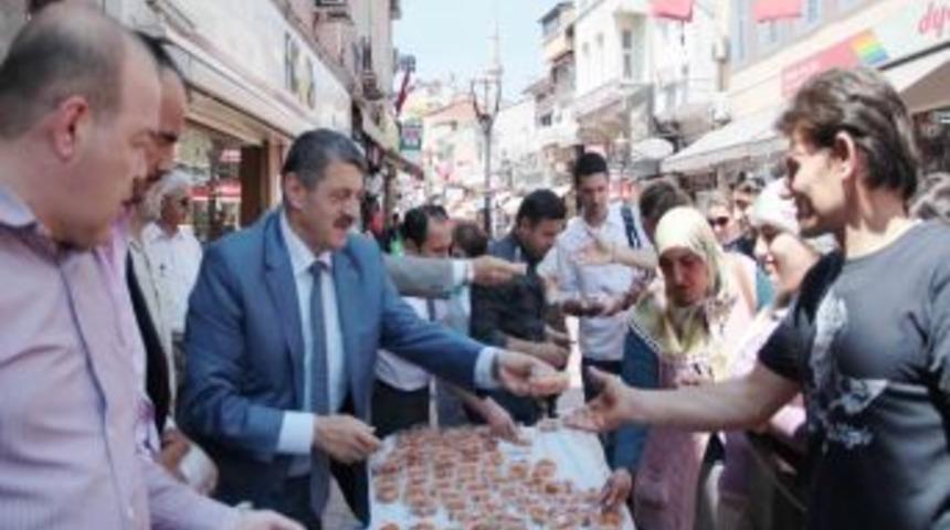 Başkan Akın Kandil Tatlısı Dağıttı