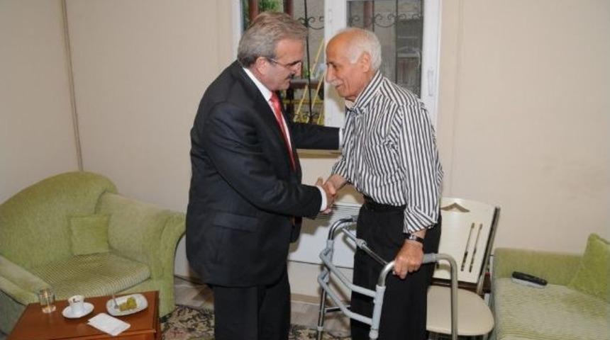 Vali Karaloğlu&rsquo;ndan Yal&ccedil;ın Kitap&ccedil;ı&rsquo;ya Ziyaret