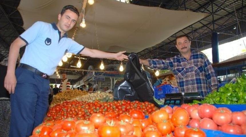 Kumluca&rsquo;da Pazarcı Esnafına &Ccedil;&ouml;p Torbası Dağıtıldı