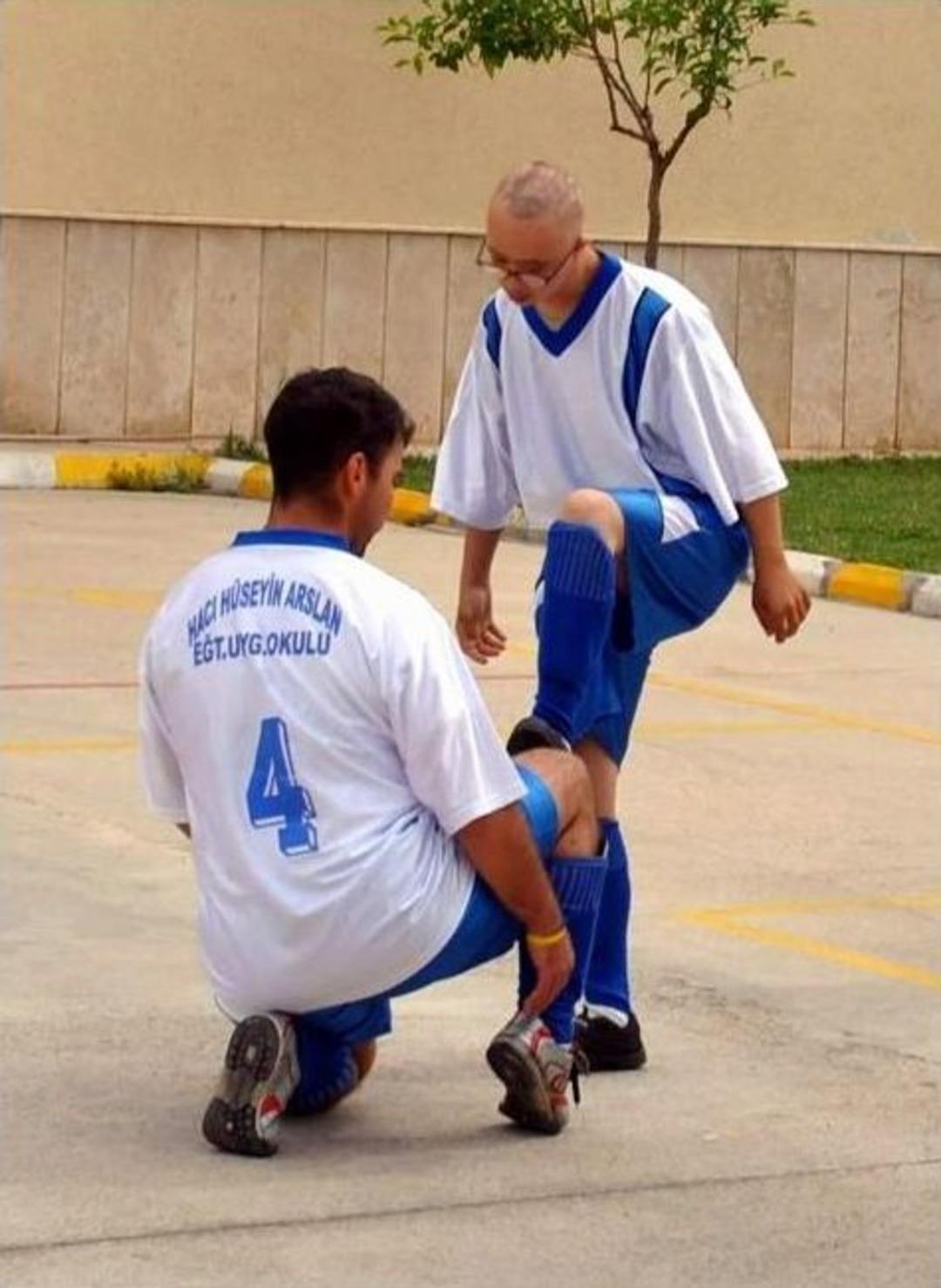 Polise Gol Attı, Ayağının Tozunu Aldırdı