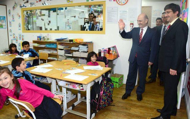 Bayraktar, Güney Kore’de Türk Okulunu Gezdi