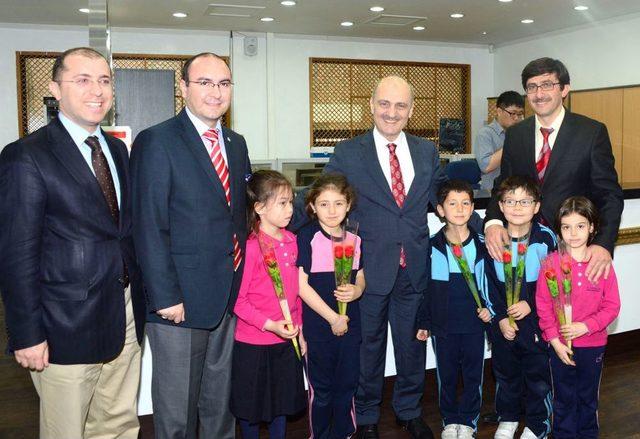 Bayraktar, Güney Kore’de Türk Okulunu Gezdi