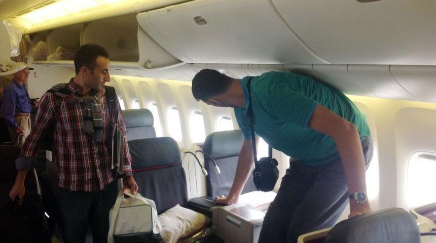 D&uuml;nyanın en uzun adamı, u&ccedil;ağa sığmadı