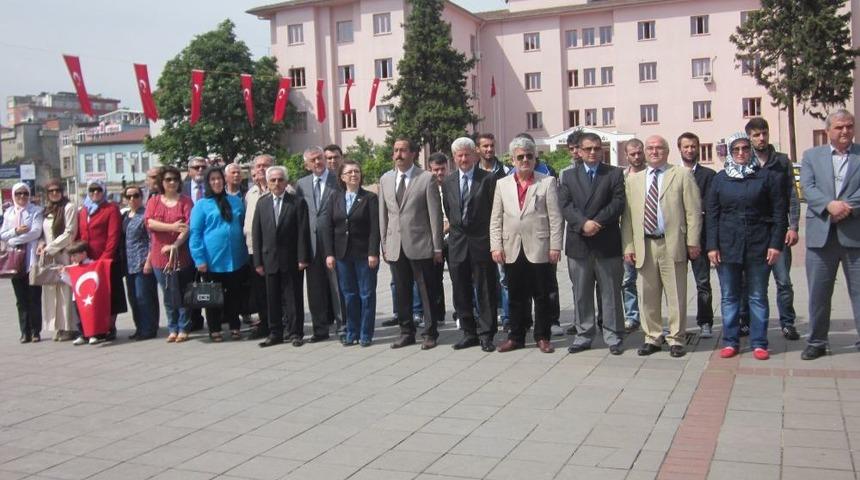 MHP, Atat&uuml;rk Anıtına &Ccedil;elenk Bıraktı