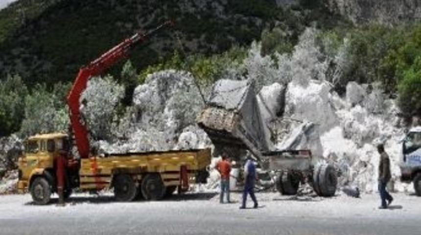 Torbalı'da Oturan Kamyoncu Antalya'da Kazada &Ouml;ld&uuml;