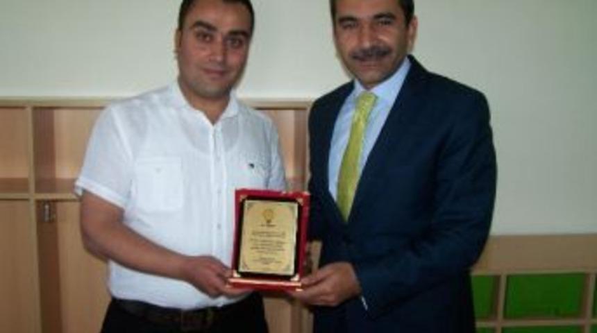 Ak Parti Gen&ccedil;lik Kollarından, Emre&rsquo;ye Plaket