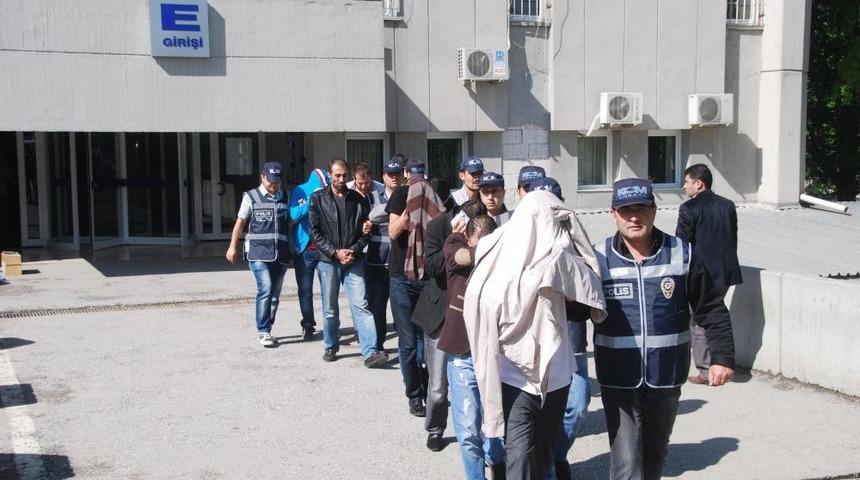 Masa Ayağında Uyuşturucu Sevkiyatına 22 G&ouml;zaltı