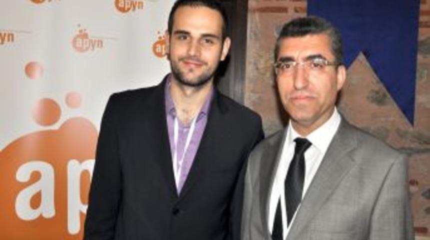 'Gen&ccedil;ler Arasındaki Yaygın Inanışa G&ouml;re Az I&ccedil;ilen Alkol Zararlı Değil'