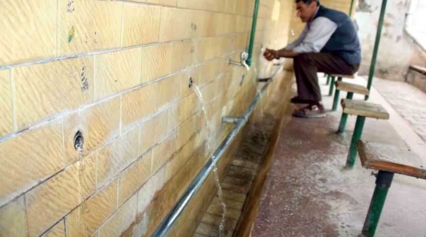 Caminin Musluklarını &Ccedil;aldılar