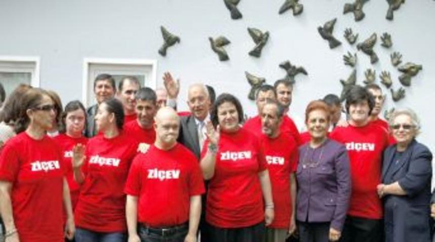 &lsquo;&Ouml;zg&uuml;rleşen Eller&rsquo; Duvara Yansıdı