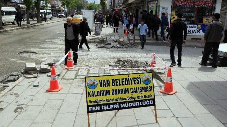 Kaldırımlar Engelliler İ&ccedil;in Uygun Hale Getiriliyor