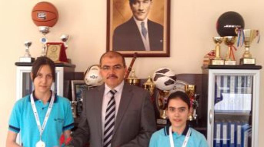 &Ouml;zel G&ouml;kkuşağı Koleji Resimde T&uuml;rkiye Birincisi Oldu