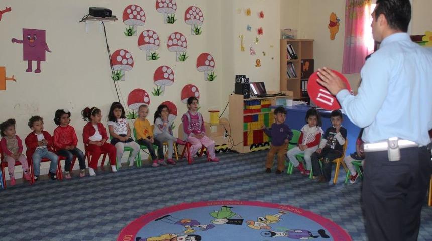 Polisler, &Ccedil;ocuklara Trafik Kurallarını Anlattı