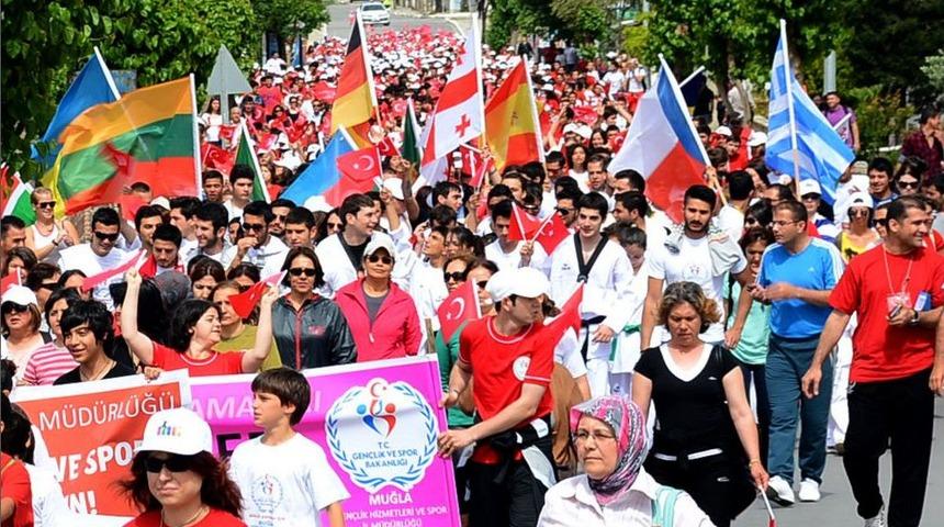 Muğla'da 20 &Uuml;lkeden Gen&ccedil;ler Y&uuml;r&uuml;d&uuml;