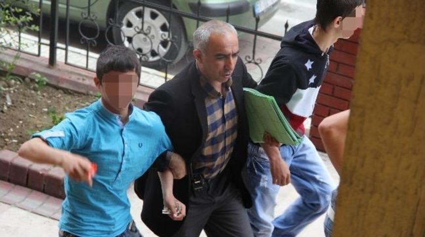 Camiden Hırsızlık Yapan 4 Gen&ccedil; Kameraya Yakalandı