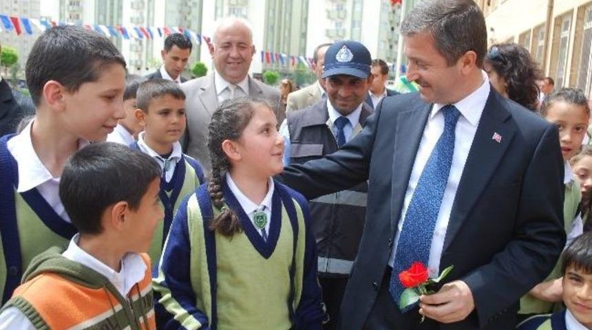 Tahmazoğlu, Gen&ccedil;lerin Gen&ccedil;lik Ve Spor Bayramı&rsquo;nı Kutladı