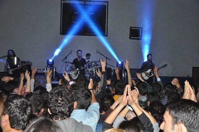 Grup 84, Adıyaman Üniversitesi’nde Konser Verdi