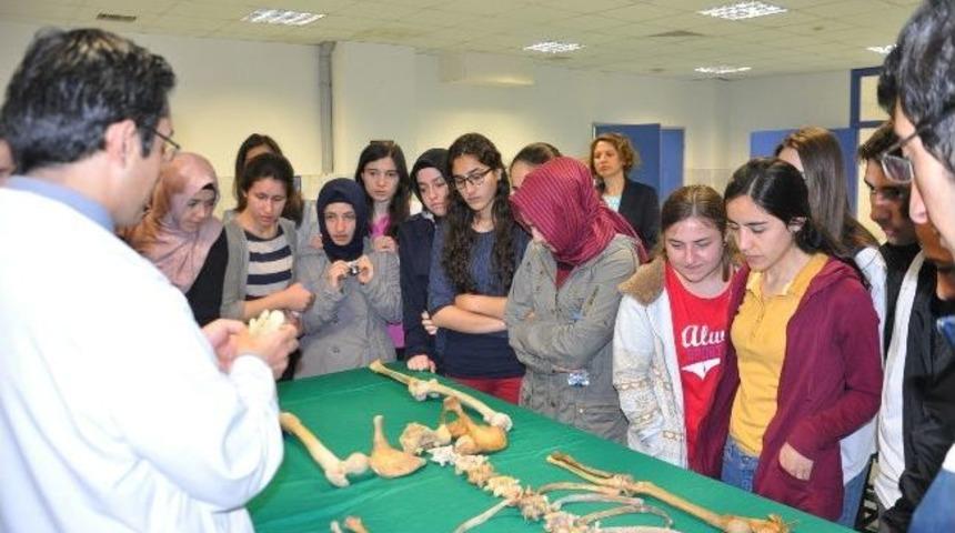 D&uuml;zce Fen Lisesi Son Sınıf &Ouml;ğrencileri Tıp Fak&uuml;ltesi&rsquo;ni Gezdiler
