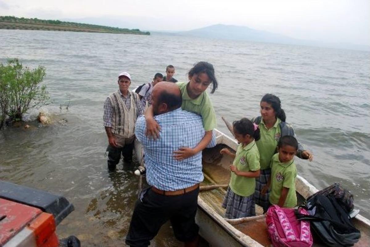 Salihli&rsquo;de Kayıklı, Sırtta Taşımalı Eğitim