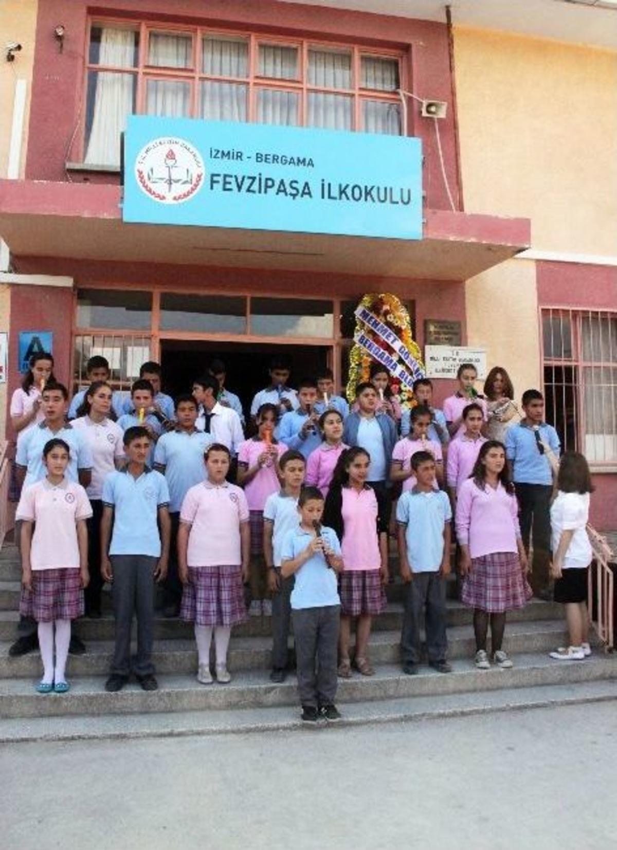 Başkan G&ouml;nen&ccedil; &Ouml;ğrencilerin Sergisinde