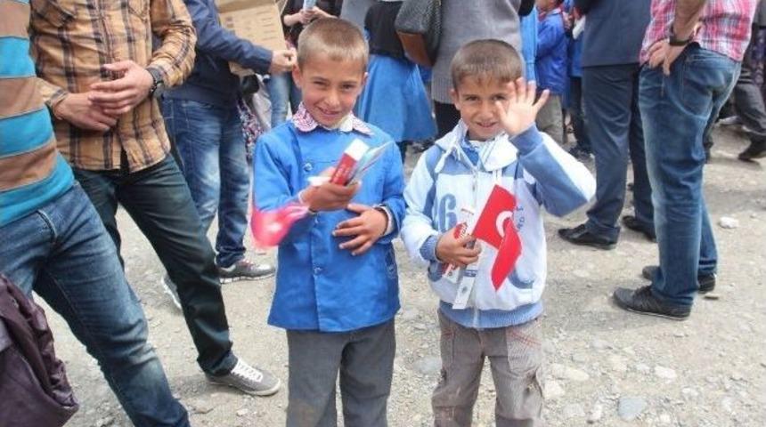 &Uuml;niversitelilerden Minik &Ouml;ğrencilere Destek