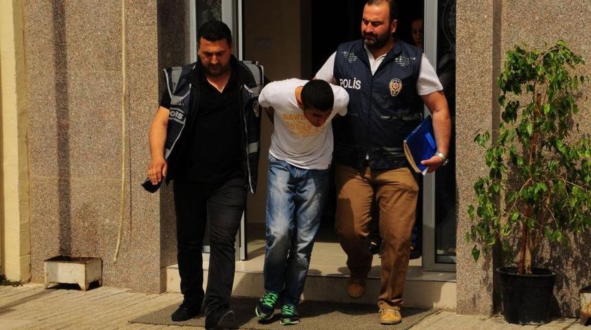 &Ccedil;aldıkları L&uuml;ks Arabayı Polislerin &Uuml;zerine S&uuml;renler Yakalandı