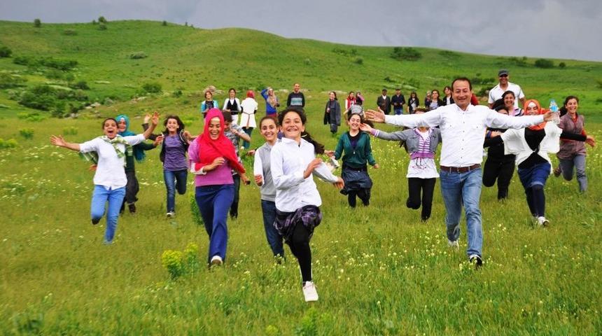 Yatılı Okuyan Kız Öğrenciler, Yayladaki Piknikte Stres Attı