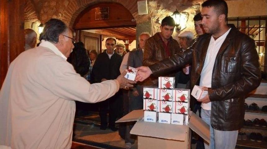 Alaca Belediyesi Kandil Simidi Dağıttı