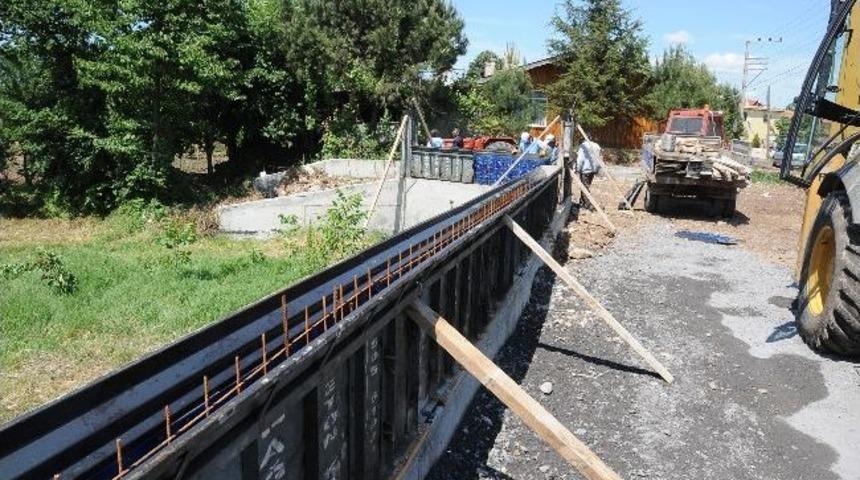 Perde Duvar Yapımları S&uuml;r&uuml;yor