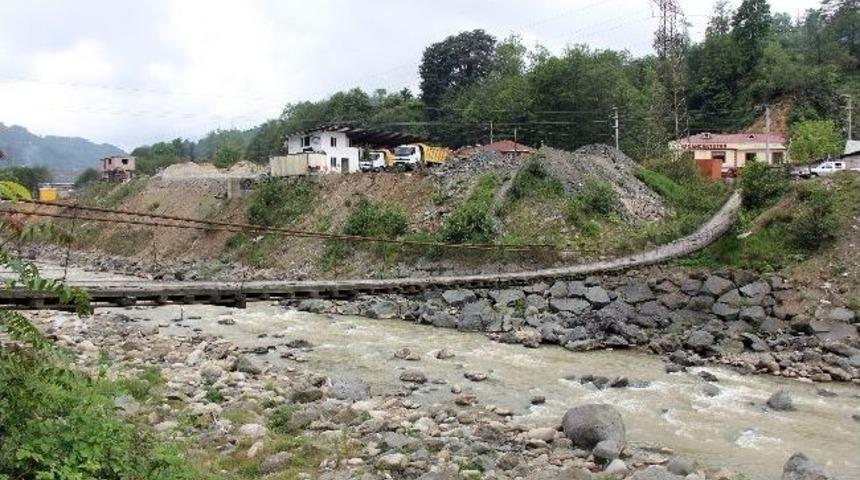 Kırk Yıllık K&ouml;pr&uuml; Kazalara Davetiye &Ccedil;ıkarıyor