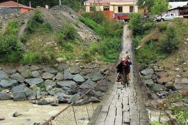 Kırk Yıllık Köprü Kazalara Davetiye Çıkarıyor