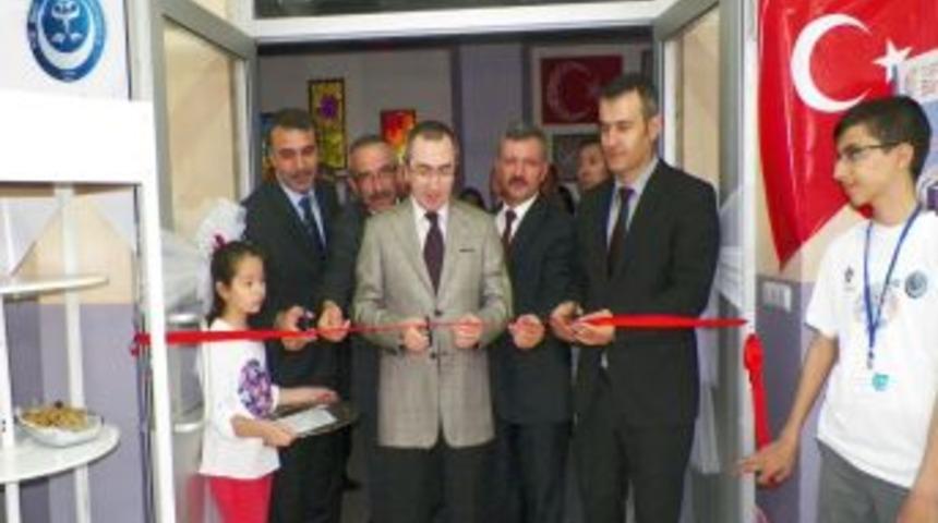 Toki Şehit Ş&uuml;kr&uuml; &Ouml;zyol Ortaokulu'nda T&Uuml;BİTAK Bilim Fuarı