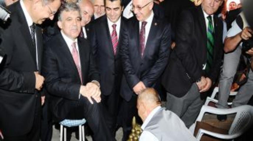 Cumhurbaşkanı G&uuml;l, Ayakkabısını Boyattı