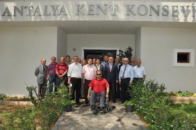 Vali Altıparmak Kent Konseyi'ne Veda Ziyaretinde Bulundu