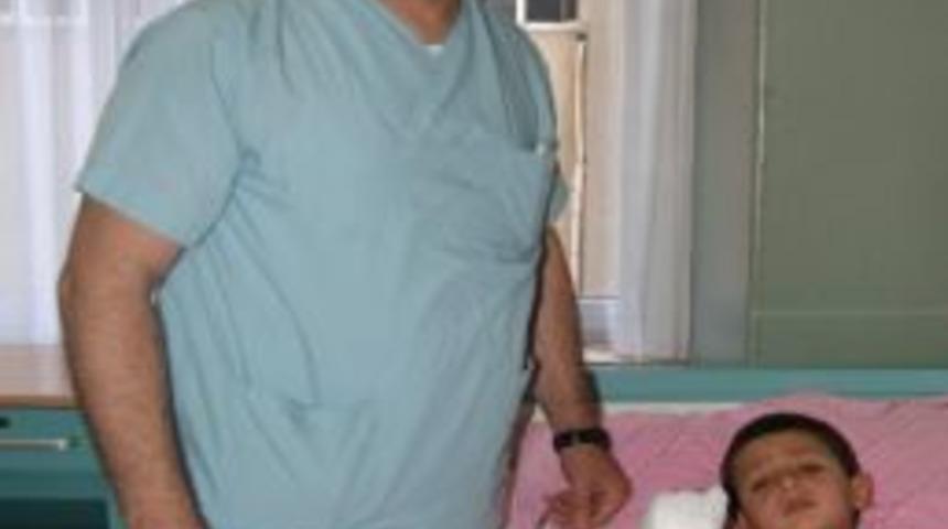 K&uuml;&ccedil;&uuml;k &Ccedil;ocuğun Kopan Parmakları Dikildi