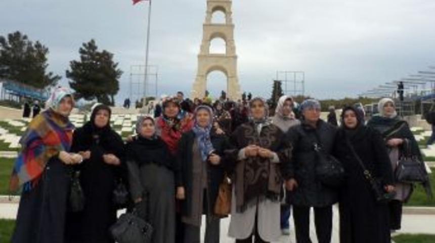 Hanımlar &Ccedil;anakkale&rsquo;de Dua Etti