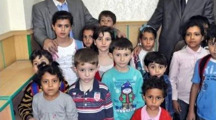 Protokol &Uuml;yelerinden Suriyeli &Ccedil;ocuklara Ziyaret